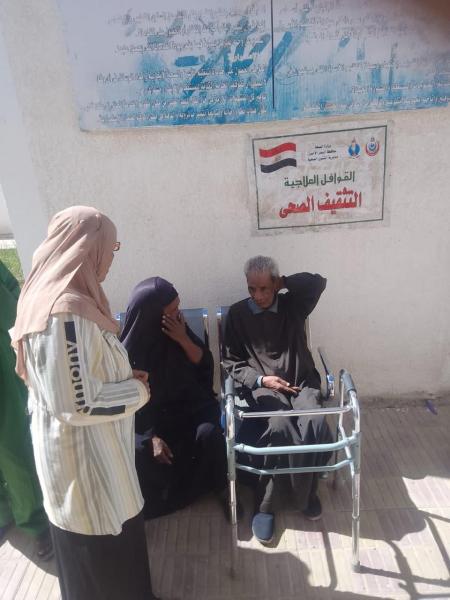 الكشف على 1065 مواطنا خلال قوافل «حياة كريمة» بالبحر الأحمر