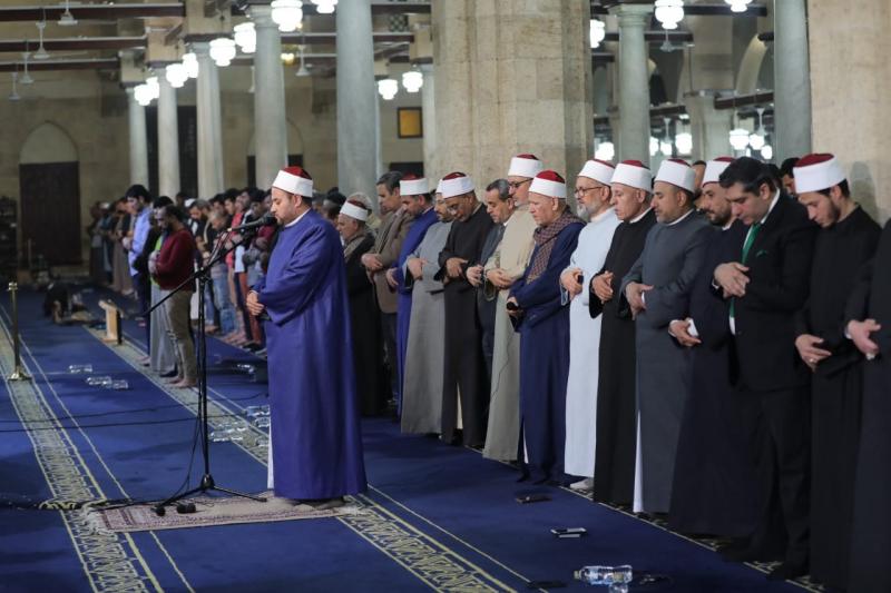آلاف المصلين من مختلف الجنسيات يشهدون صلاتي العشاء والتراويح بالجامع الأزهر.. صور