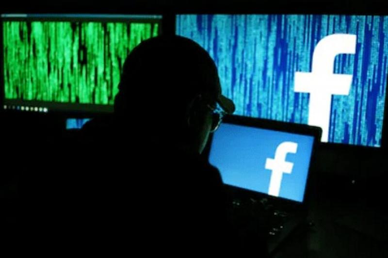 القبض على عاطل للاستيلاء على حسابات مواطنين على فيسبوك وابتزاز أصدقائهم