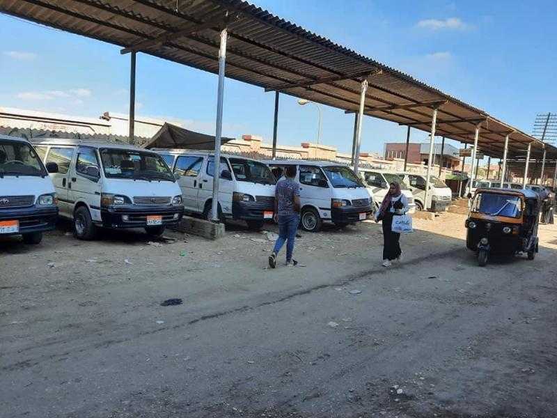 وضع ملصقات بتعريفة الركوب على السيارات بمواقف شربين منعًا للمخالفات