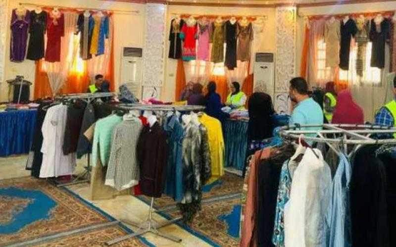 بنكمل بعض.. معرض لتوزيع الملابس الجاهزة مجانا على الأسر الأكثر احتياجا بمدينة دهب