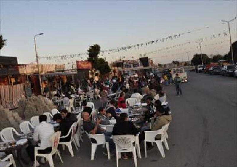 أهالي مدينة رأس سدر بجنوب سيناء ينظمون مائدة إفطار جماعي