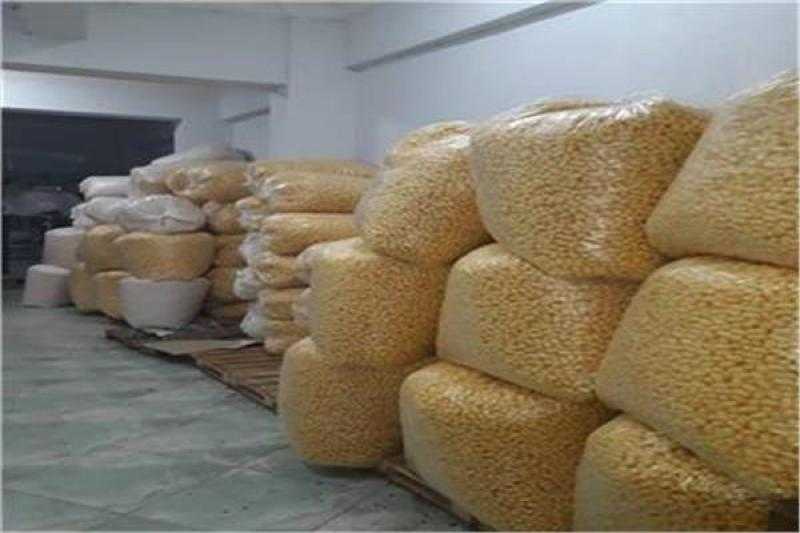 التحفظ على مقرمشات منتهية الصلاحية في دمنهور