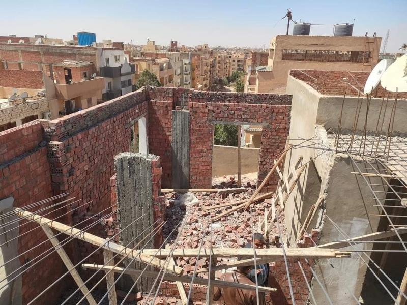 حي الموسكي يتصدى لبناء مخالف في شارع الطمار
