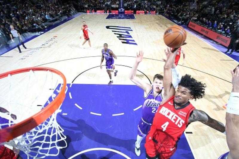 جرين يقود روكتس للفوز على جاز في دوري السلة الأمريكي