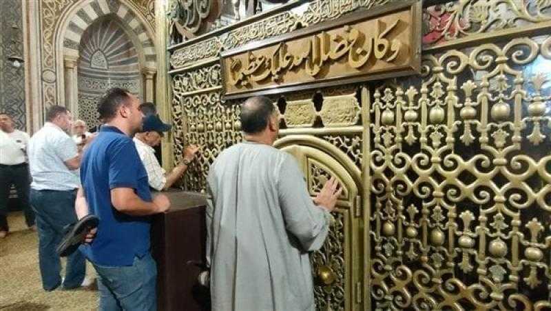هل يجوز الصلاة في المساجد التي بها أضرحة وطلب الدعاء من الأولياء؟.. أحمد عمر هاشم يجيب