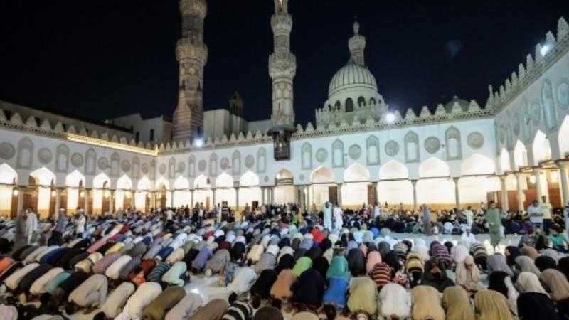 ”الحياة” تعرض صلاة العشاء والتراويح من مسجد الإمام الحسين