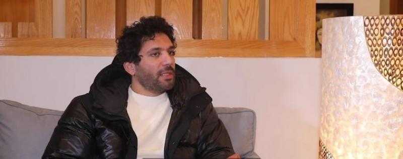 حسن الرداد: شعرت بالعجز أمام مرض والدتي.. وكنت مستعد أبيع نفسي علشان تعيش