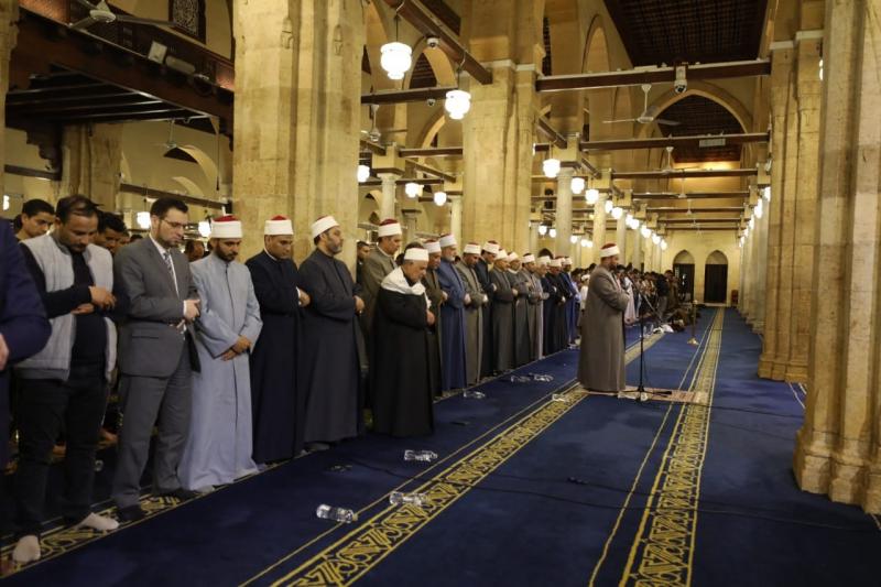 آلاف المصلين يشهدون صلاتي العشاء والتراويح بالجامع الأزهر