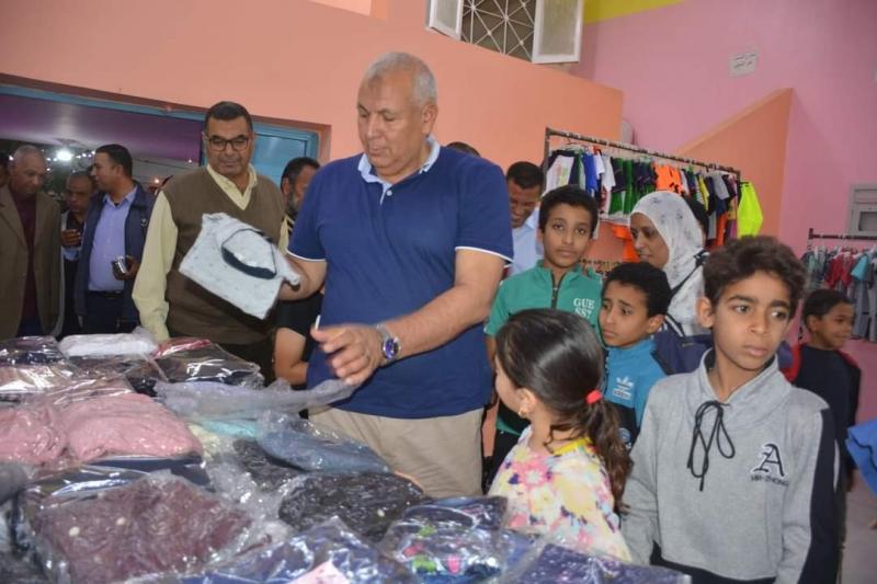 محافظ الوادي يفتتح ”معرض العيد فرحة” وتوزيع 10 آلاف قطعة ملابس بالمجان للأولى بالرعاية
