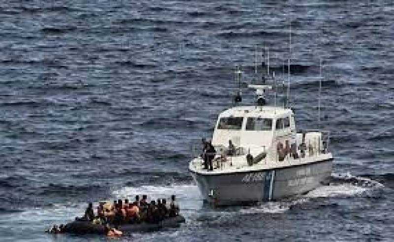 خفر السواحل اليونانى ينقذ 74 مهاجرا غير شرعى قرب جزيرة جافدوس