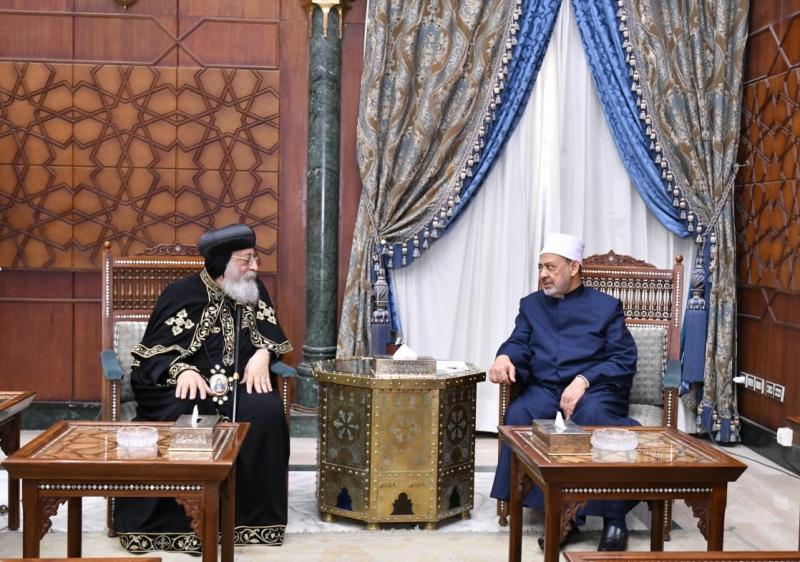 البابا تواضروس يهنئ شيخ الأزهر بحلول عيد الفطر المبارك.. صور