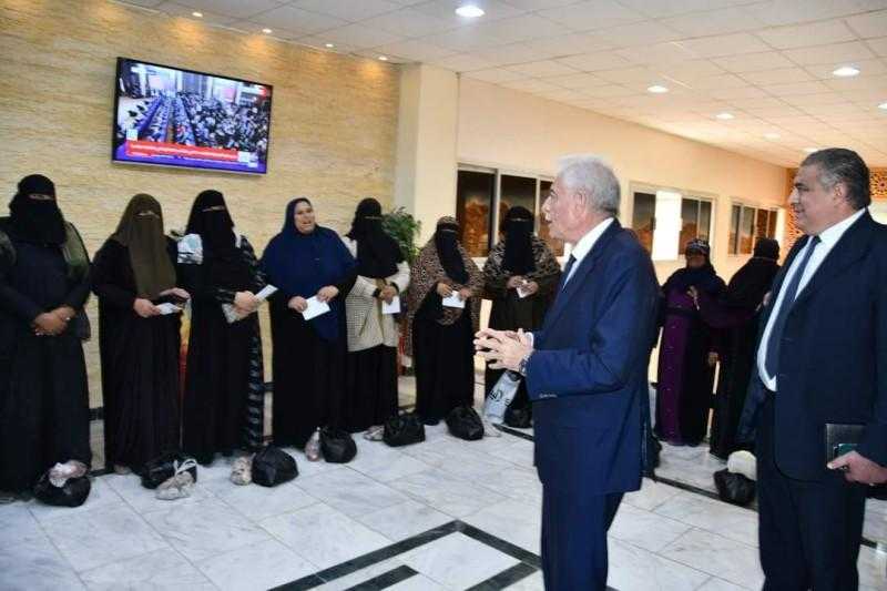 محافظ جنوب سيناء يهدي عمال نظافة مواد غذائية بمناسبة عيد الفطر