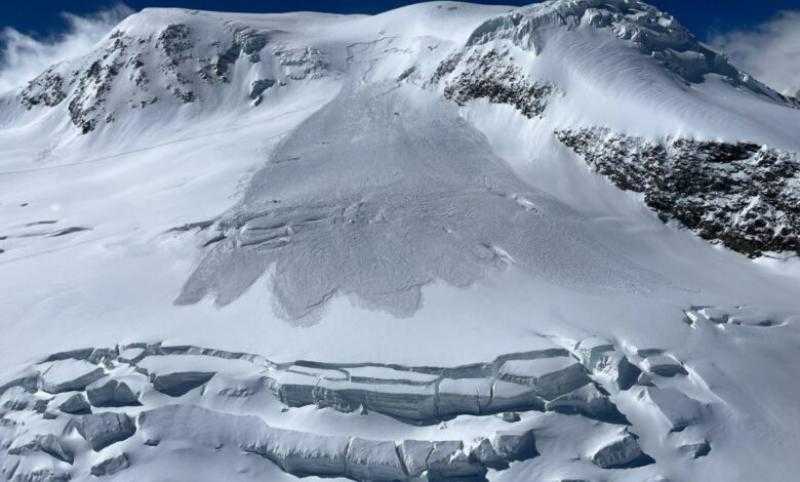 مقتل ثلاثة أشخاص وإصابة رابع إثر انهيار جليدي في سويسرا