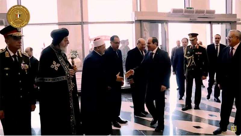 الرئيس السيسي يصافح كبار رجال الدولة بمقر مجلس النواب عقب وصوله لأداء اليمين الدستورية لولاية جديدة