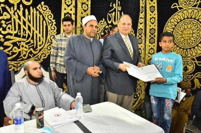 محافظ أسيوط يشهد حفل تكريم حفظة القرآن والأحاديث من طلاب المدارس وذوي الهمم بقرية الحبالصة