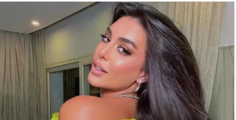 ياسمين صبري تخطف الأنظار داخل الطائرة بلوك جذاب وملامح ترابية