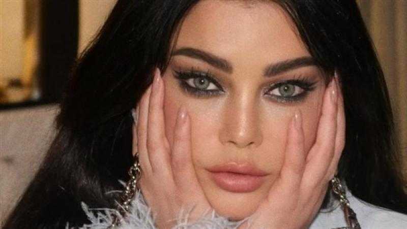 هيفاء وهبي بقفطان وحقيبة ذهبية والسعر خيالي