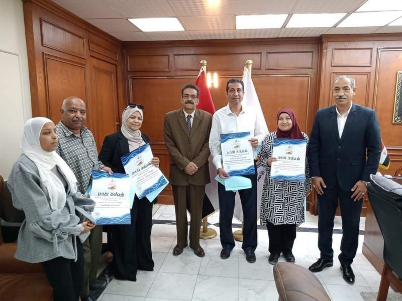 رئيس مدينة الغردقة يكرم الطلاب والمدرسين ومديري المدارس المتميزين