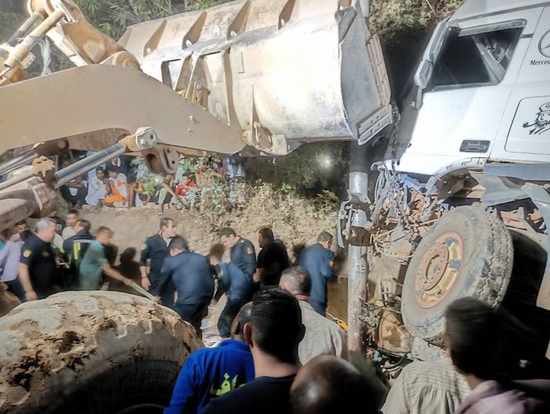 مصرع شخصين وإصابة 4 بعد اقتحام تريلا مقهي بعد التصادم بـ”توك توك” في أسوان