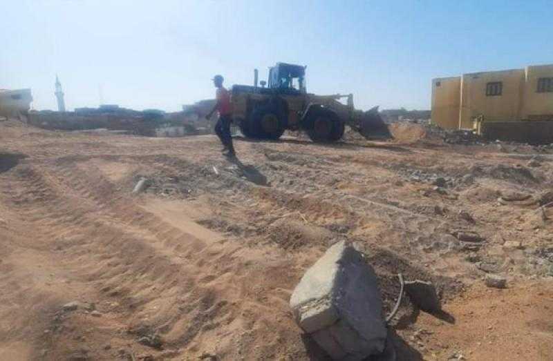 استمرار أعمال رفع أنقاض ومخلفات إزالة المباني بالمنطقة العشوائية برأس غارب