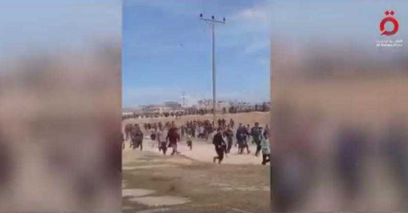 آلاف الفلسطينيين يُهاجمون شاحنات مساعدات كانت في طريقها لمخازن تابعة لحماس.. فيديو