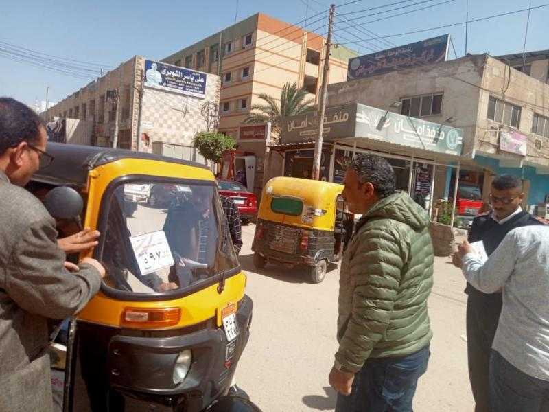محافظ كفرالشيخ يتابع تطبيق التعريفة الموحدة «5 جنيهات» لمركبات الـ«توك توك» بمركز الرياض