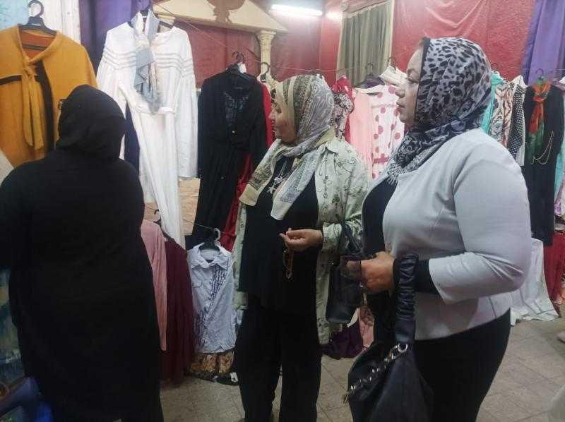 وكيل مديرية التعليم بالقاهرة لشئون الإدارات تفتتح معرض ملابس أهلًا بالعيد