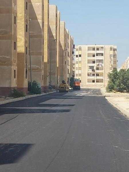 مديرية الطرق والنقل بالإسماعيلية تواصل أعمال رصف الطرق بمدينة المستقبل