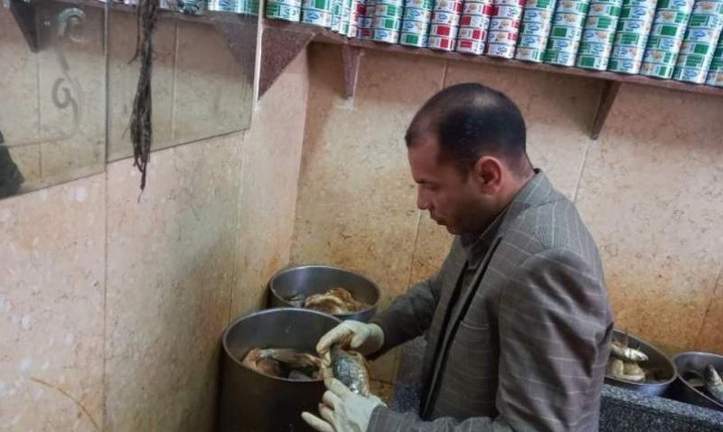 مدير الطب البيطري بسوهاج يقود حملة على محلات الأسماك المملحة والأسواق