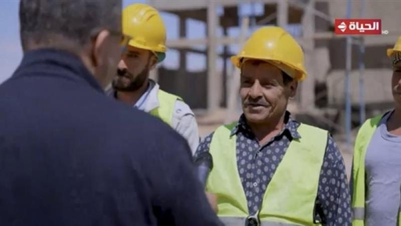 عمرو الليثي يزور عمال محطة رفع المياه والغاز بمنطقة 2530 فدانًا