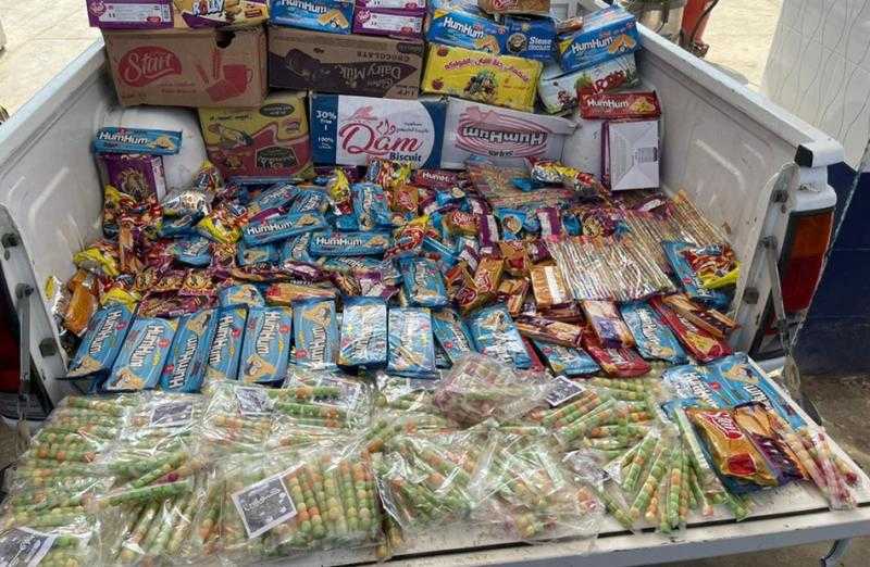 ضبط 2800 علبة بسكويت و81 عبوة عصير منتهي الصلاحية في أسواق الفيوم