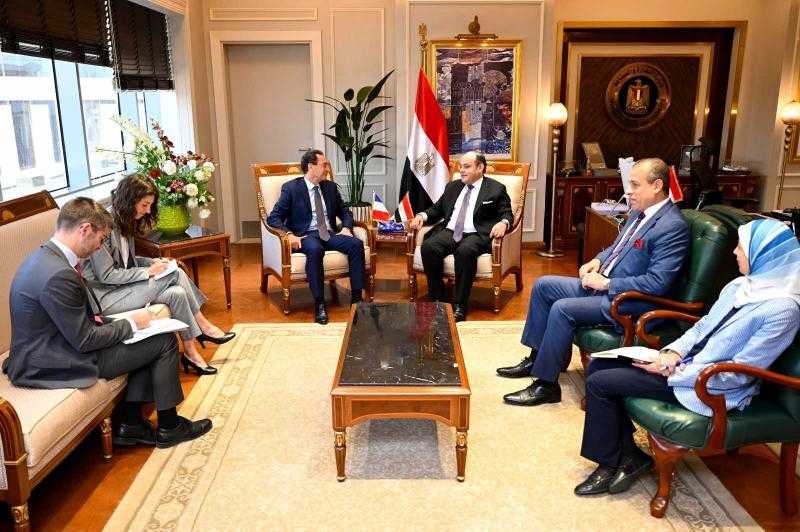 وزير التجارة والصناعة يبحث مع السفير الفرنسي الاستفادة من خبرات توطين الصناعات الدوائية والبتروكيماويات