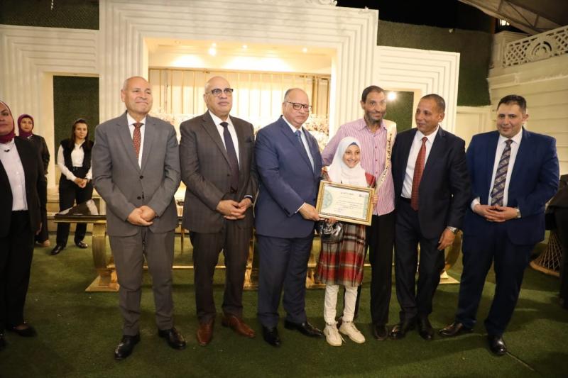 محافظ القاهرة يشارك في إفطار الهيئة العامة للنظافة.. صور
