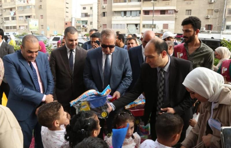 محافظ كفر الشيخ يوزع الهدايا على الأطفال الأيتام