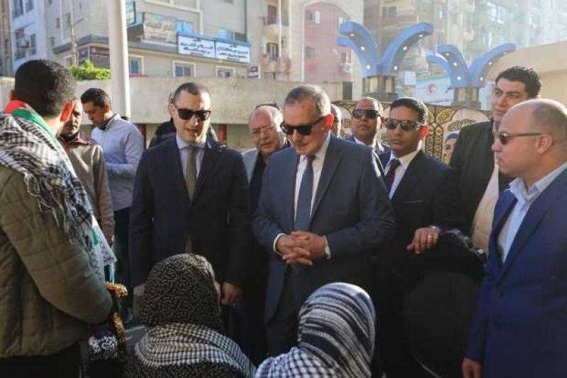 محافظ كفر الشيخ يقدم هدايا الرئيس السيسي لأطفال غزة وأسرهم