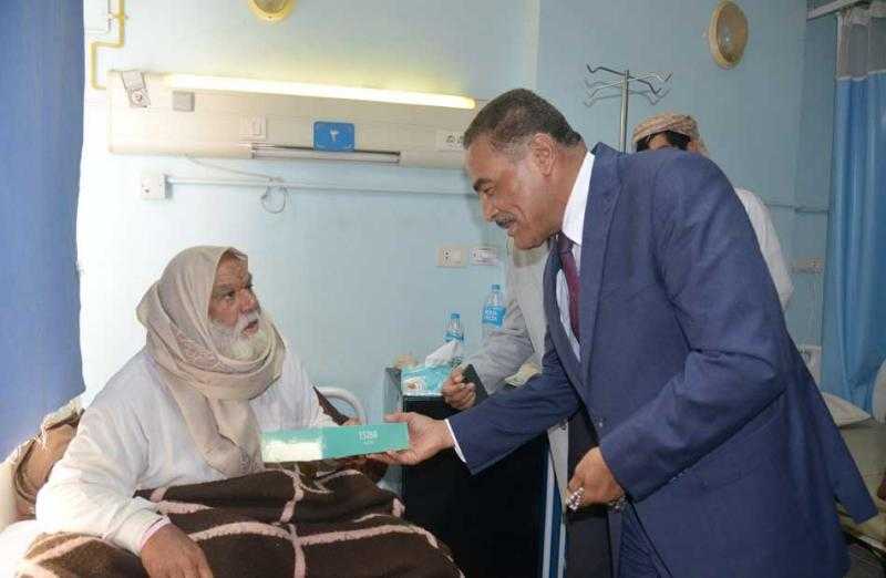 محافظ مطروح يتفقد عدة مستشفيات ويهدي المرضى كحك العيد