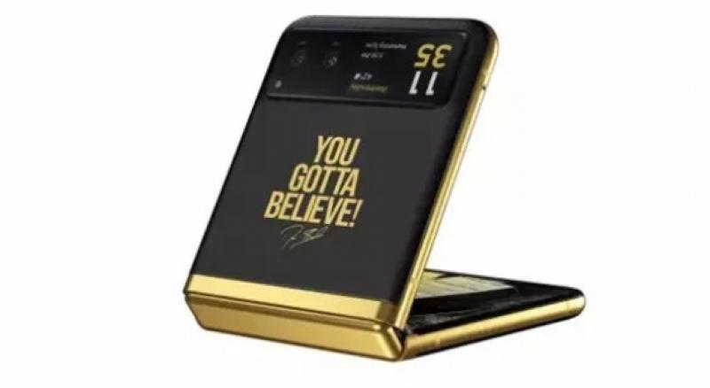 Moto Razr يحمل طابع Deion Sanders بإطار ذهبي