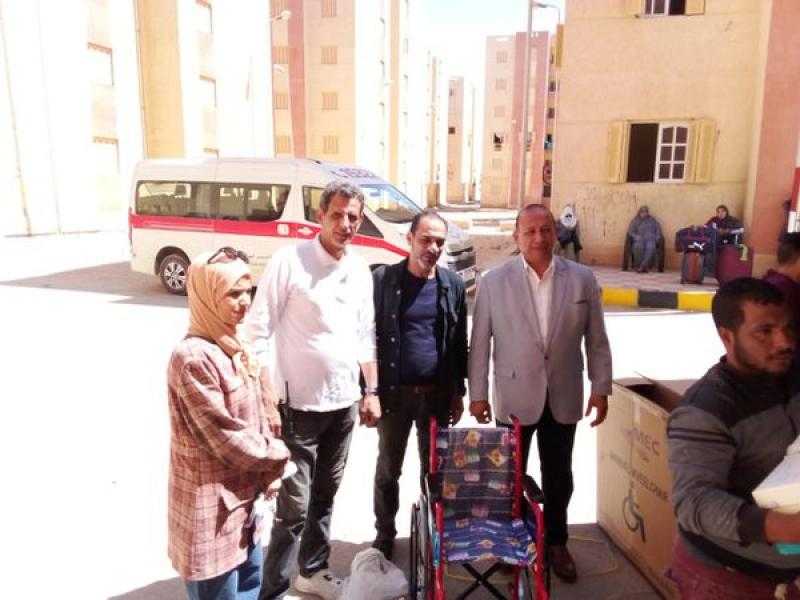 توزيع الهدايا والألعاب وكعك العيد على الفلسطينيين بحى السبيل بالعريش