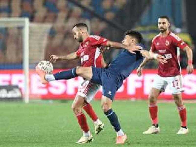 انتهاء الشوط الأول من مباراة الأهلى وزد فى الدورى بالتعادل السلبى