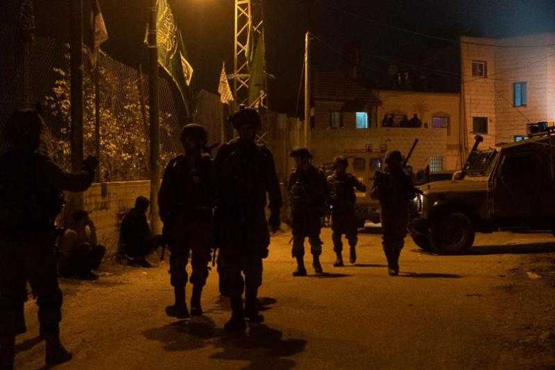 قوات الاحتلال الإسرائيلي تقتحم بلدة بيت أمر وتشدد حظر التجول في أحياء بالخليل