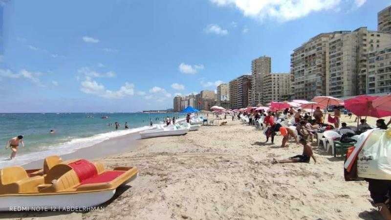 السكندريون يحتفلون بعطلة عيد الفطر على شواطئ البحر