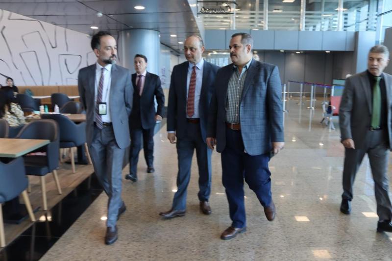 خلال جولة تفقدية مفاجئة .. ”منصور” يشيد بانتظام حركة العمل بمطاري الغردقة وسفنكس الدوليين