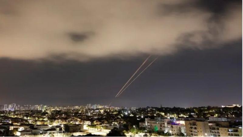 إسرائيل: إيران قامت بعمل خطير يدفع المنطقة للتصعيد.. وسيتم الرد بكل تأكيد على الهجوم الإيراني