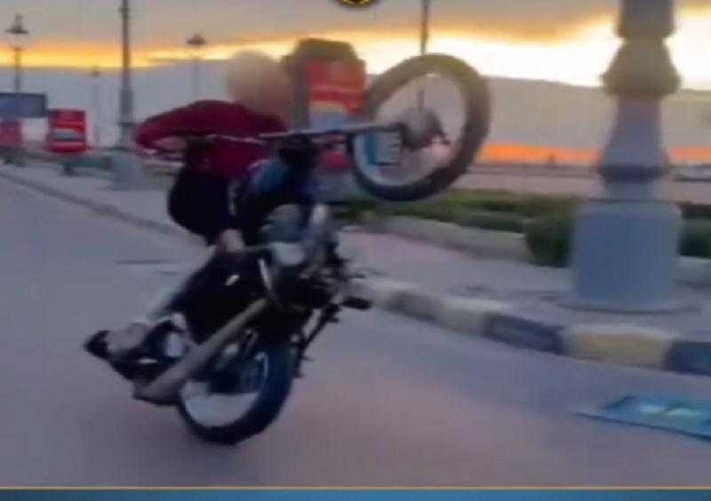 ضبط بطل فيديو متداول للقيام بحركات استعراضية بموتوسيكل بالإسكندرية