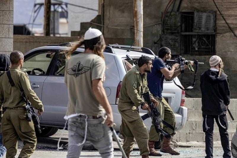 مستعمرون يهاجمون مركبات الفلسطينيين في بيت لحم