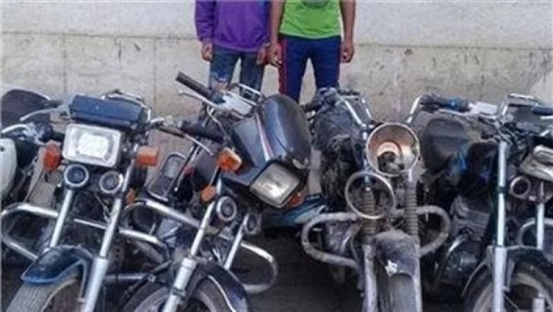 ضبط عصابة تسرق الدراجات النارية بأسلوب توصيل الأسلاك
