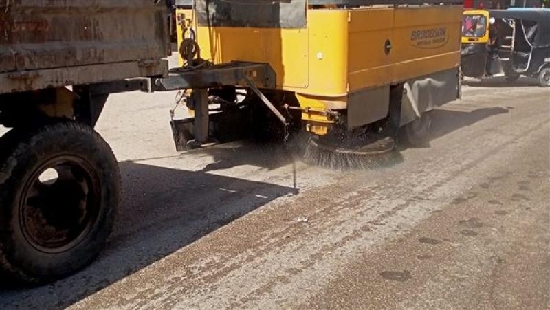 محافظ أسيوط: سيارت الكنس الآلي وشفط الأتربة تجوب الشوارع