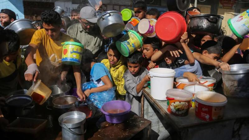 الأردن يسير قافلة مساعدات غذائية جديدة إلى غزة عبر جسر الملك حسين