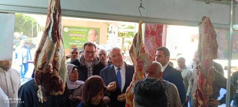 الزراعة: استمرار ضخ السلع والمنتجات الغذائية للمواطنين في معرض ”خير مزارعنا لأهالينا” | صور